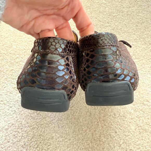 Vaneli Brown Snakeskin Embossed Leather Moccasin Driving Loafers Buckle Size 9 - Picture 2 of 6